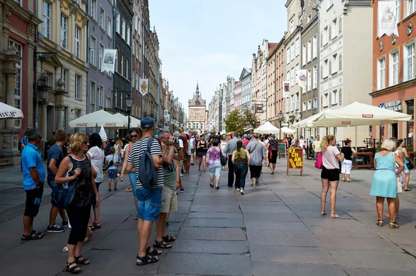 Gente caminando por calles en el centro histórico. Gdansk. —  Fotos de Stock