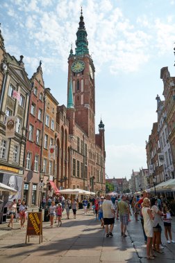 İnsanlar tarihi merkezindeki sokaklarda yürürken, insanlar. Gdansk