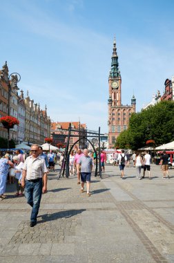 İnsanlar tarihi merkezindeki sokaklarda yürürken, insanlar. Gdansk