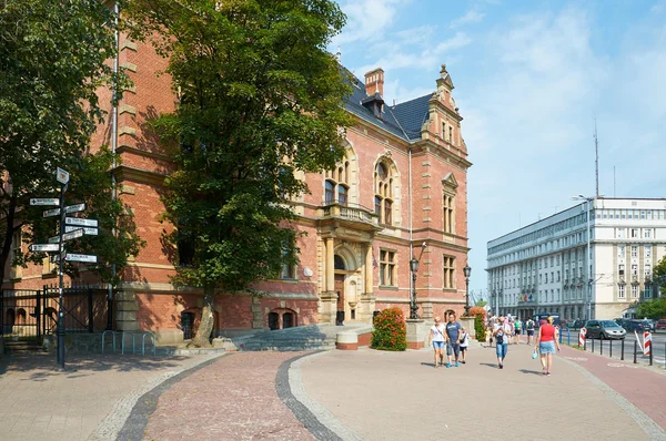 Pessoas andando em ruas no centro histórico. Gdansk. — Fotografia de Stock