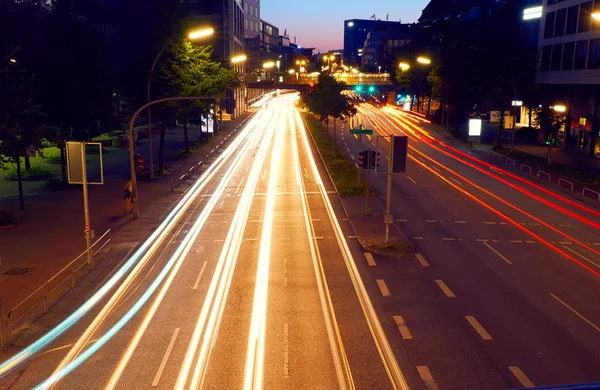 Licht paden van nacht verkeer in moderne stad — Stockfoto