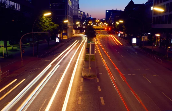 Licht paden van nacht verkeer in moderne stad — Stockfoto
