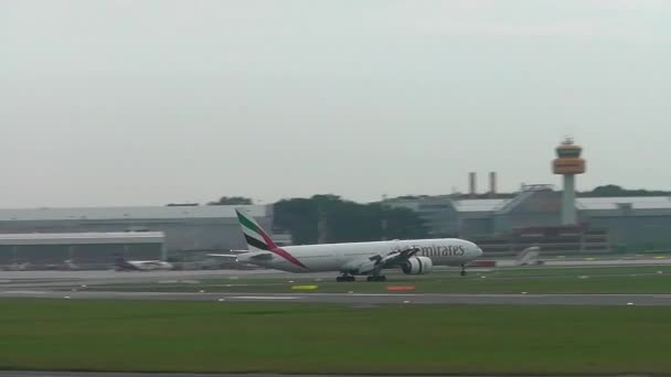 Boeing 777 Emirates airlines — Stockvideo