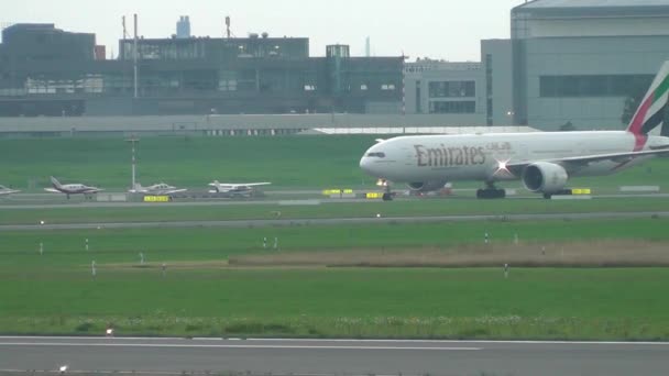 Boeing 777 Companhias aéreas Emirates — Vídeo de Stock