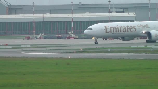 Boeing 777 Emirates airlines — Stock videók