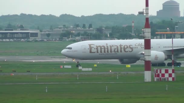 Boeing 777 Emirates airlines — Stockvideo
