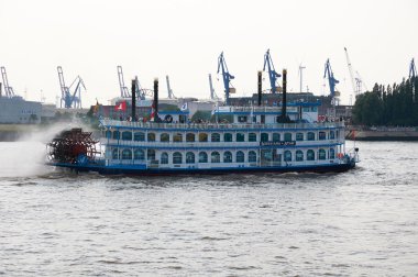 Yandan çarklı vapur Louisiana Elbe Star'da. Hamburg