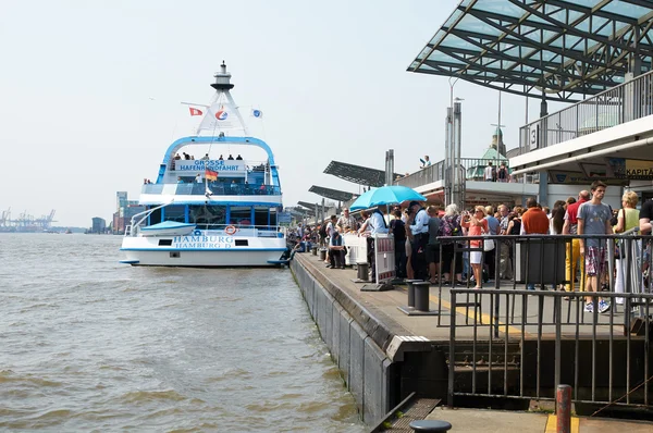 Ferrys op Landungsbruecken steiger pier. Hamburg — Stockfoto