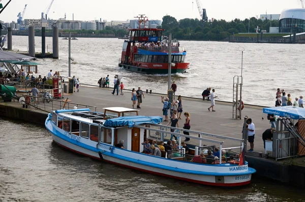 Ferrys na molu Landungsbruecken molo. Hamburk — Stock fotografie