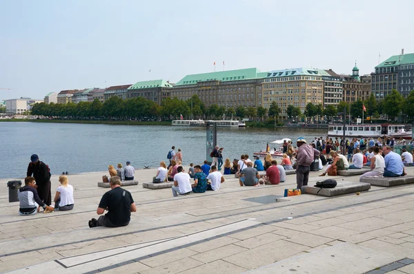 Lidé, odpočívá na jezera Binnenalster. Hamburk — Stock fotografie