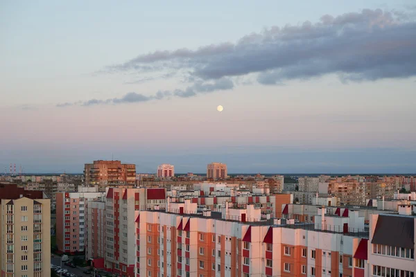 Zonsondergang over een residentiële flatgebouwen — Stockfoto