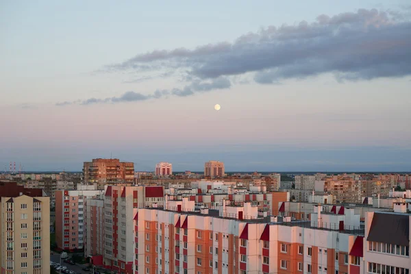 Západ slunce nad rezidenční bytové domy — Stock fotografie