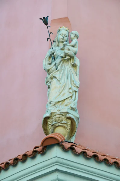 Standbeeld van de Heilige Maria en kindje Jezus. Poznan — Stockfoto