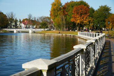Güneşli bir sonbahar gününde yürüyüş insanlar. Kaliningrad