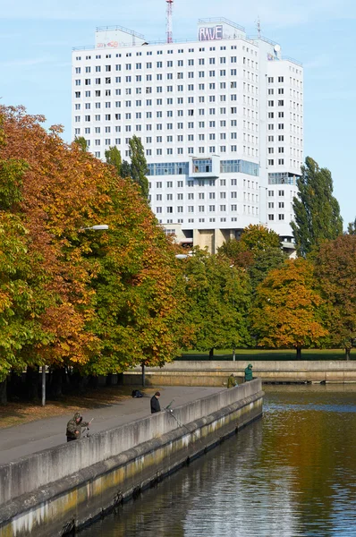 Rybáři na břehu řeky Pregolia. Kaliningrad — Stock fotografie