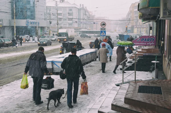 Калининградская улица во время снежной бури — стоковое фото