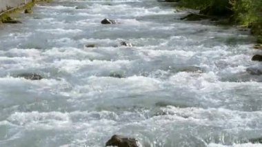 Norveç fiyortlarındaki dağ nehri, kayaların arasından akar ve şelaleler oluşturur, vahşi nehir.