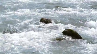 Norveç fiyortlarındaki dağ nehri, kayaların arasından akar ve şelaleler oluşturur, vahşi nehir.