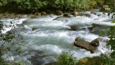 Norveç fiyortlarındaki dağ nehri, kayaların arasından akar ve şelaleler oluşturur, vahşi nehir.