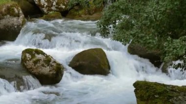Norveç fiyortlarındaki dağ nehri, kayaların arasından akar ve şelaleler oluşturur, vahşi nehir.