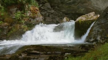 Norveç fiyortlarındaki dağ nehri, kayaların arasından akar ve şelaleler oluşturur, vahşi nehir.