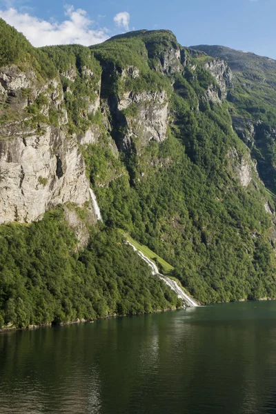 Paisaje Montañoso Los Fiordos Noruegos Gran Cascada Natural Agradable Naturaleza — Foto de Stock