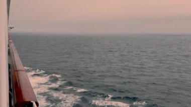 Yağmurlu ve sisli bir günde sakin bir deniz kabininden manzara