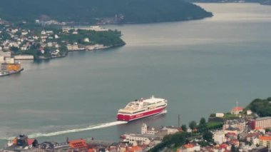Norveç 'in Bergen şehrinden kalkan yolcu gemisi Norveç fiyortlarında bulutlu gri bir gün geçiriyor.