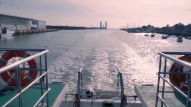 Geminin uykusunda, limandan uzakta güneşli bir günde yelken açarken beyaz köpük çıkıyor.