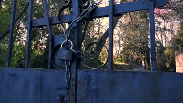 Porte Barrée Fermée Avec Cadenas Coucher Soleil Maison Abandonnée Oubli — Video
