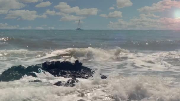 当一艘帆船沿着海底航行时 海浪在岩石上冲破 形成了白色泡沫 — 图库视频影像