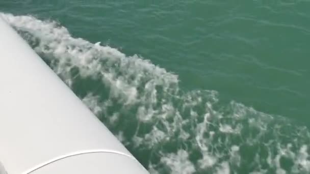 船的尾迹会产生白色的泡沫 而在阳光灿烂的日子航行在海面上 — 图库视频影像