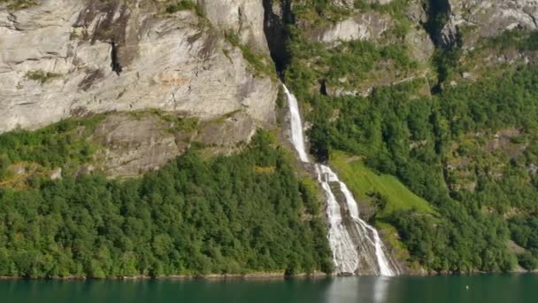 Górski Krajobraz Fiordu Wodospadem Norwegii Spektakularna Dzika Przyroda — Wideo stockowe