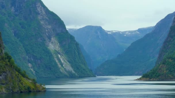 Turistická Plavba Plachty Přes Nádherné Norské Fjordy Jeho Neuvěřitelnou Přírodou — Stock video