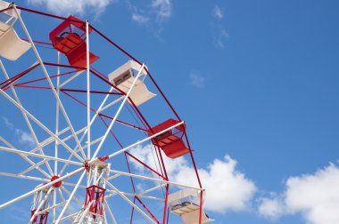 Kırmızı ve beyaz dönme dolap gökyüzü karşı