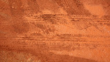 tekerlek ıslak kırmızı toprak kırsal yolda izler