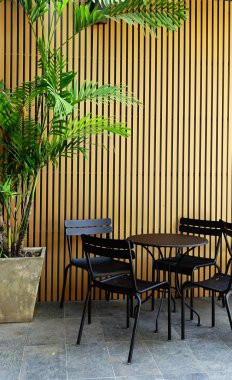 Demir sandalye ve masa ahşap duvar ve ağaç