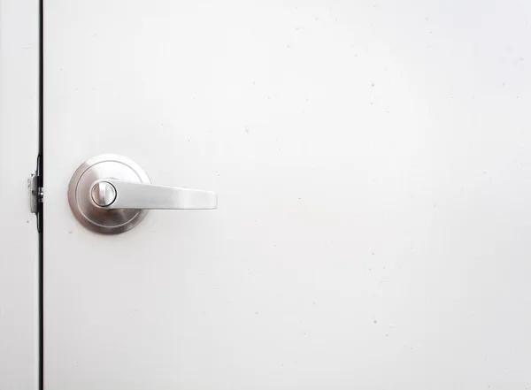 Detalhe de um botão metálico na porta branca — Fotografia de Stock