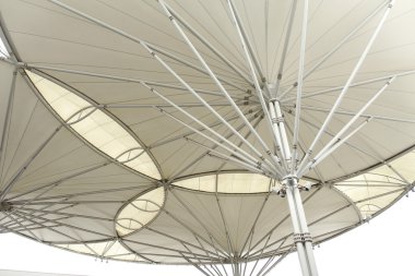 Beyaz metal ve tuval çatı