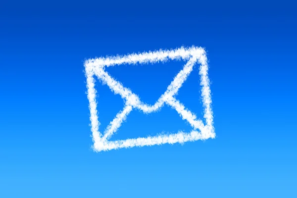 E-Mail-Symbol Wolkenform am blauen Himmel — Stockfoto