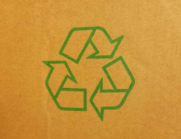 Grünes Recycling-Symbol auf Karton — Stockfoto