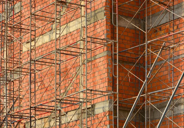 Byggandet av tegelväggen av byggnaden — Stockfoto