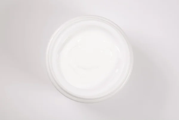 Weiße Schönheitscreme auf weiß — Stockfoto