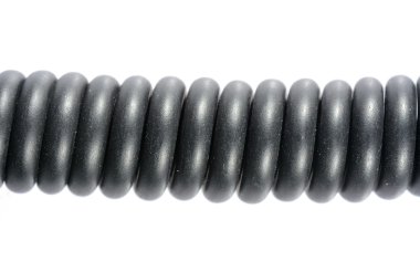 Elektrikli siyah tel bükümlü kabloya sahip, yakın çekim