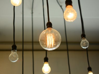 Tavanda asılı ampuller