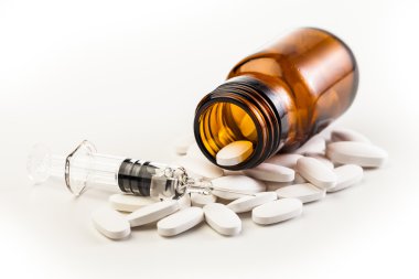 Hapları ve şırınga yığını