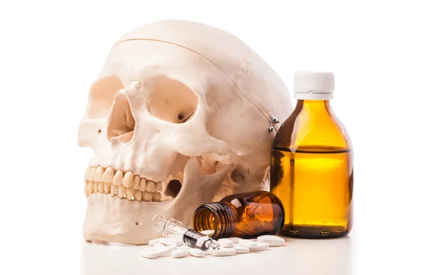 Medicamentos, jeringa y cráneo humano — Foto de Stock