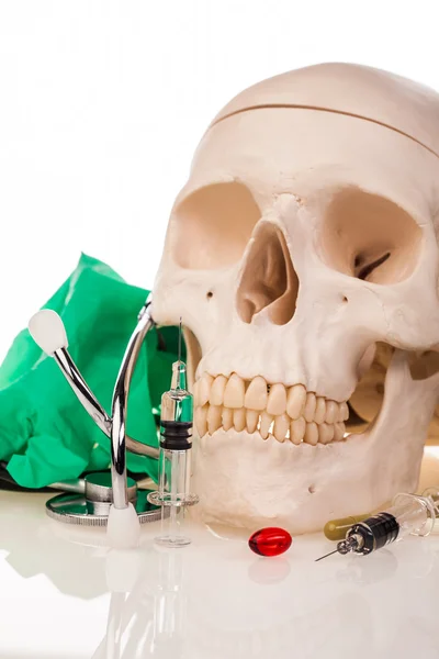 Menselijke scull medicijnen en drugs — Stockfoto