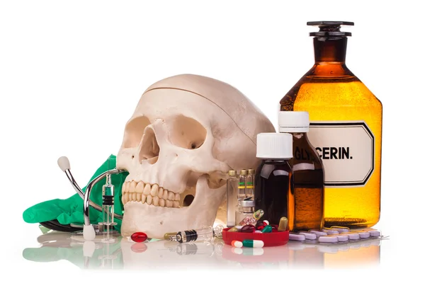 Лекарства и лекарства для черепа человека — стоковое фото