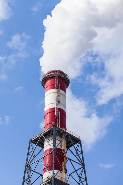 Industriële schoorsteen roken — Stockfoto